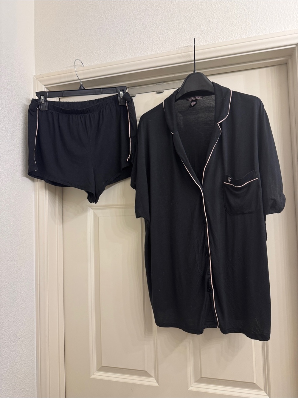 Victoria’s Secret Black Short Sleeve Pajama Set with Pink Contrast Piping size L